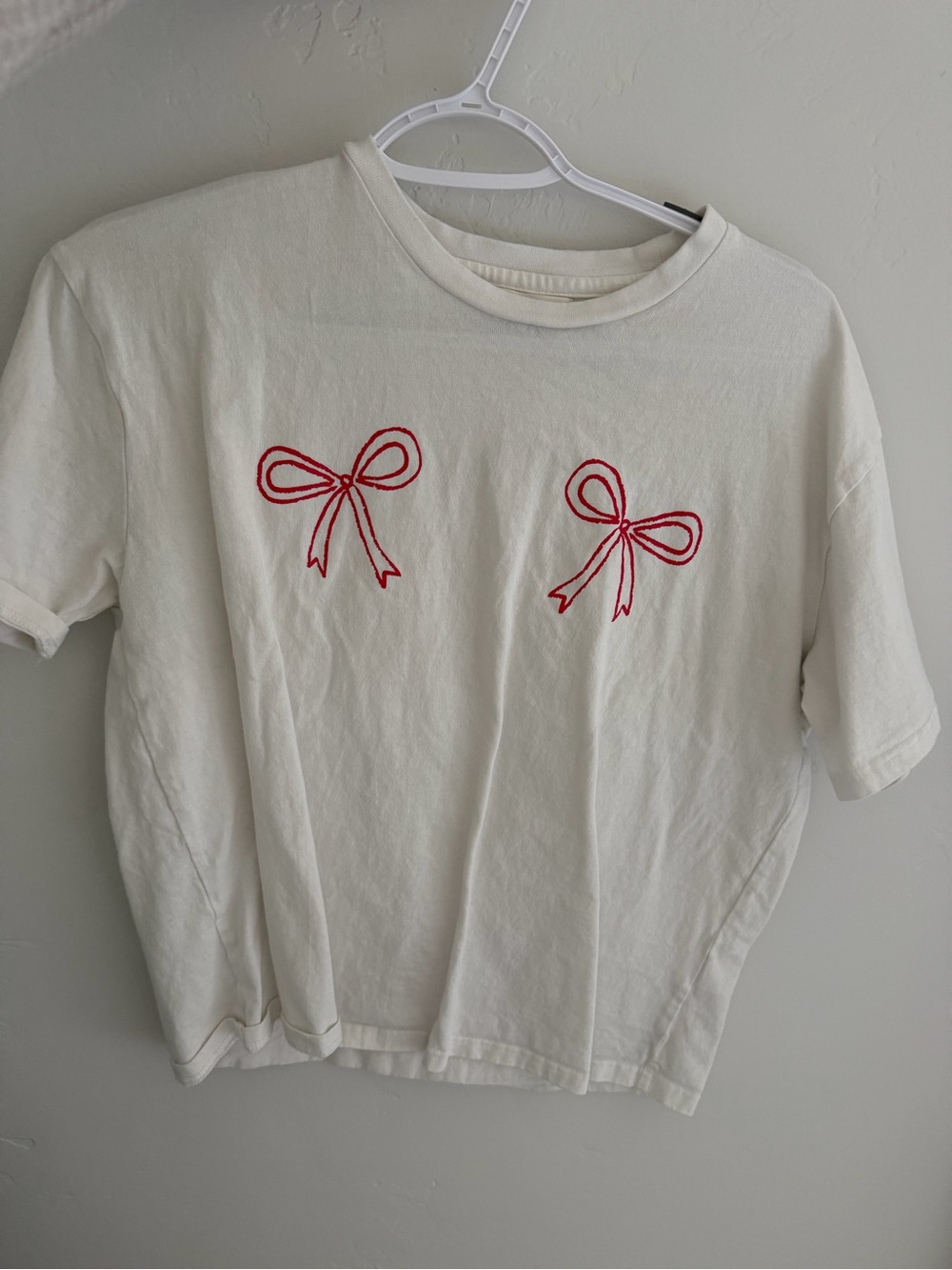 Bohme Cream Tee with Red Bow Embroidery